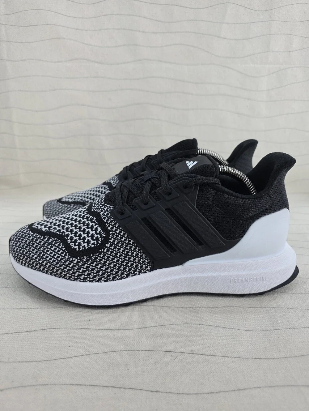 Adidas Mens Ultradream DNA Black White Athletic Sneakers Shoes JS0313 Size 8 EUC
